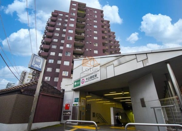 牛込ハイム外観３ (1)｜大江戸線「牛込柳町」駅東口から徒歩1分の立地です。