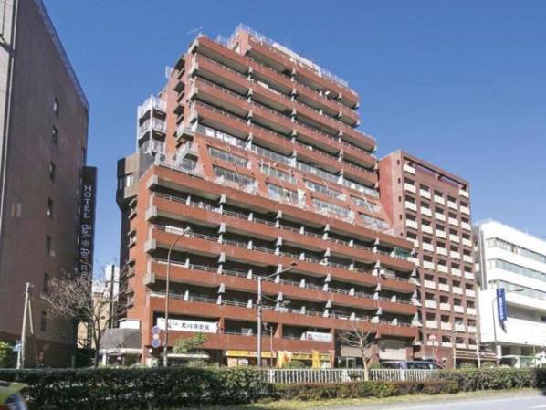 「東新宿」駅から明治通り沿いを真っ直ぐ歩いて３分程度の駅近がマンションで、「新宿」駅も徒歩１０分圏内が魅力です。近くには２４時間営業のスーパーや飲食店もたくさんあって便利です。