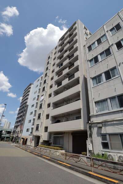 メイゾン南千住外観3｜外観です。国道４号線沿いにあり、隅田川が近くに流れています。