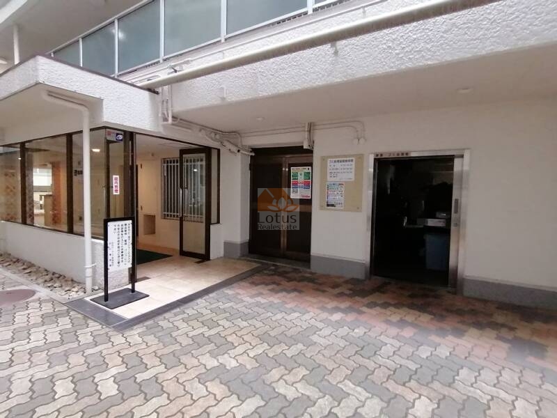 目白ガーデニア共用部 (4)｜駐輪スペースから見たエントランス回り。オートロックはありません。