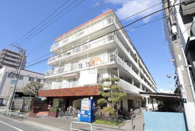 西大島スカイハイツ外観４ (1)｜西大島スカイハイツは昭和５６年築、５階建てのマンションです。周辺には高い建物もなく、エントランス前には小名木川が流れる風通しの良い住環境です。