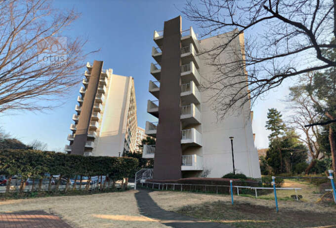 烏山南住宅外観４｜烏山南住宅は昭和46年築、11階建ての１号棟、７階建ての2号棟があります。