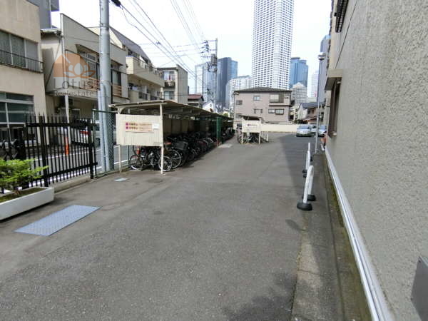 中野本町マンション外観共用部13｜山手通りから見た駐車場の入り口様子です。