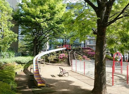 天王公園｜道路を挟んだ南側の向かいに「天王公園」があります。