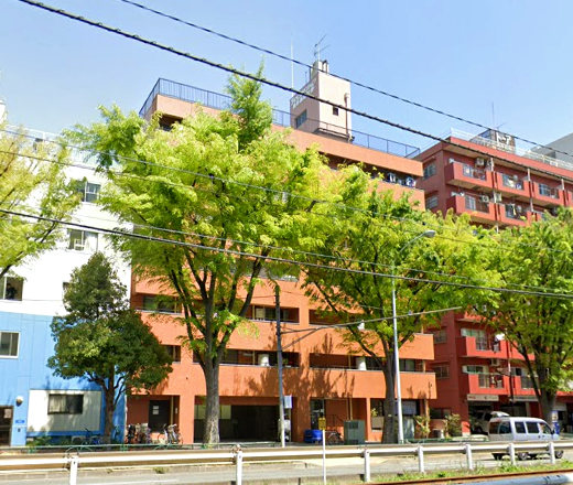 ライオンズマンション西早稲田桔梗外観２｜ライオンズマンション西早稲田桔梗は地上７階建て、茶タイル張りのマンションです。都電荒川線・面影橋駅が近く、南側は新目白通り、北側には神田川が流れています。