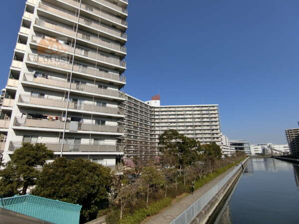 イトーピア東陽町マンション外観共用部1｜イトーピア東陽町マンションは１４階建ての大規模マンションです。敷地の南側は汐浜運河に面しています。