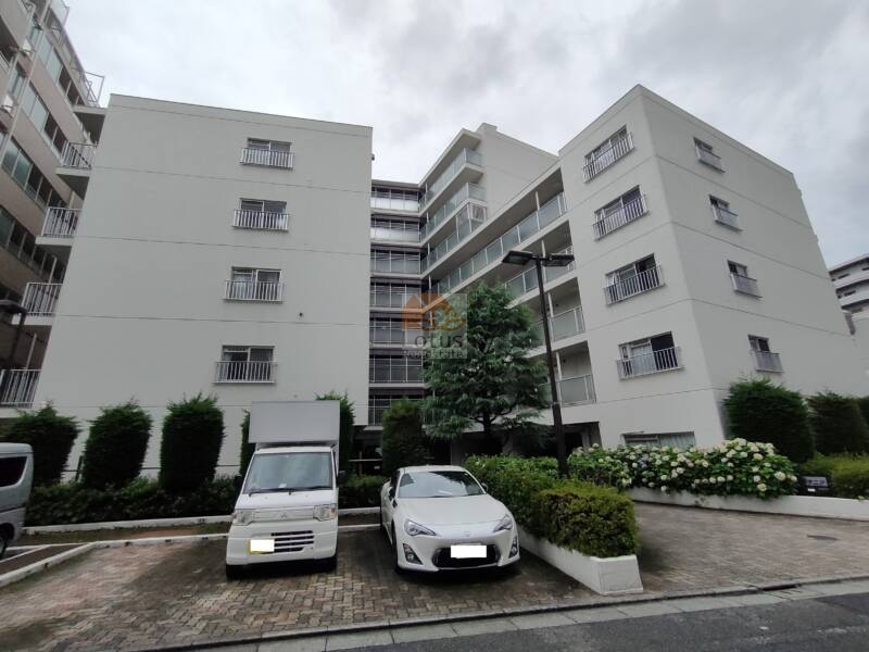 目白ガーデニア共用部3｜駐車場はウェイティングが多いそうです。