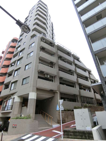 ユニーブル新宿西外観共用部1｜外観です。低層棟と高層棟の２タイプの分かれたフォルムです。