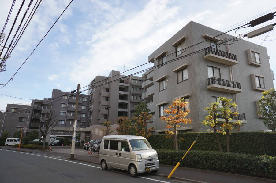 フォレステージ石神井公園外観2｜フォレステージ石神井公園は西武池袋線「大泉学園」駅から徒歩12分、石神井公園駅から徒歩13分の立地です。