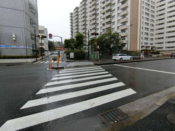 高田馬場住宅アプローチ追加6｜目白通りを渡ると、物件があります。