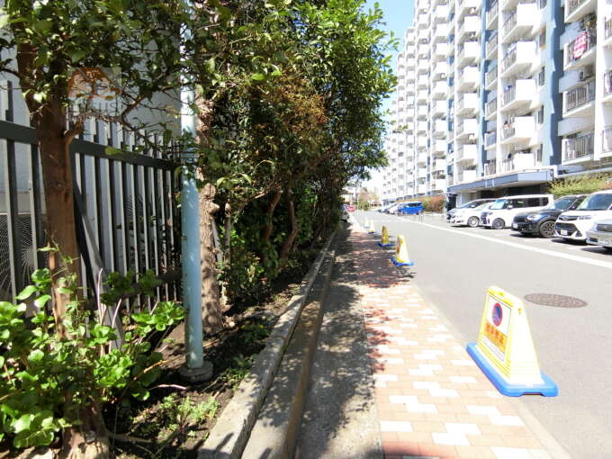 北砂四丁目住宅外観共用部39｜駐車場で車歩分離されたアプローチです。