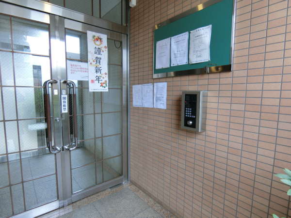 アーベイン赤塚外観共用部8｜エントランスはオートロックになっています。風除室はありませんが、引いた感じのつくりになっていますので、狭苦しさは感じませんでした。