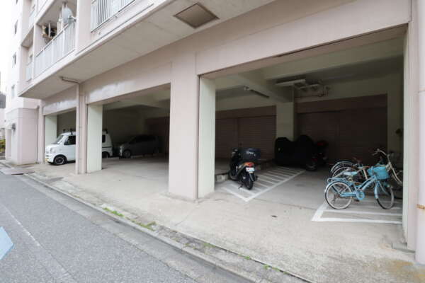 コーポ小名木川共用部1｜１階部分ピロティは駐車場・駐輪場・バイクおG木場がありました。
