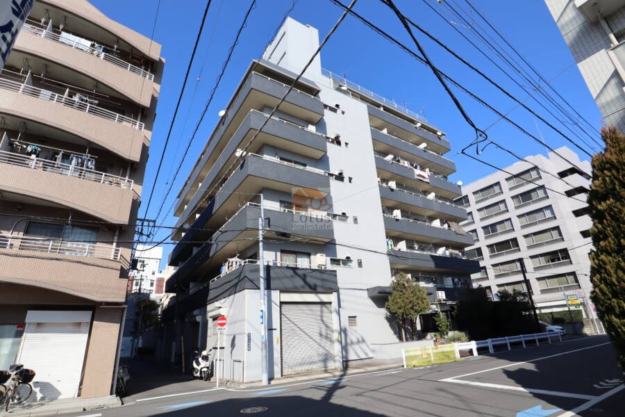 クラウンマンション外観1｜クラウンマンションは昭和49年築、8階建のマンションです。