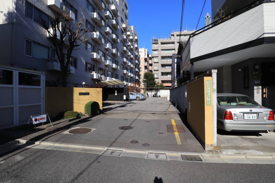 トーア文京マンション共用部5｜エントランスまでのアプローチと車路が共用になっています。