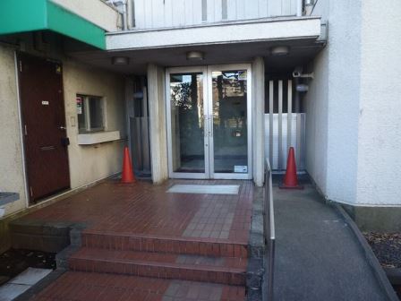 藤和砧コープⅡ4015｜エントランスにはスロープがついています。