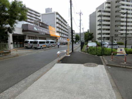 グリーンパーク第５綾瀬　周辺1｜グリーンパーク第５綾瀬の周辺の様子となります。写真は、敷地の南側の路地にある駐車場入り口から南に向けて撮ったところです。