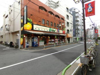 焼肉屋さんの反対側にはスーパーも。日ごろのアイテムはこちらの方が便利でしょう。