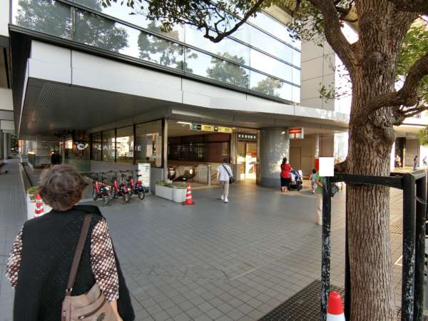 春日タウンホームアプローチ1｜春日タウンホームの最寄駅は後楽園駅です。丸の内線、南北線が通っています。三田線・大江戸線も同じ駅です。