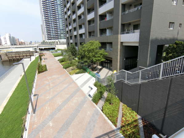 晴海テラス外観共用部7｜橋を渡って物件の手前。ここから階段を下ります。朝潮運河は護岸の工事中でした。