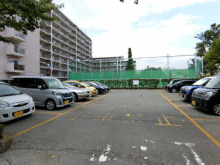 日商岩井綾瀬マンション　アプローチ1｜マンション専用の駐車場が見えると、もうマンションはすぐです。