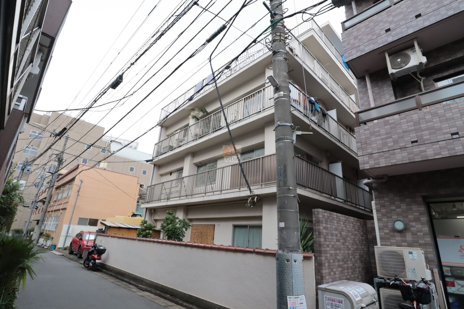 練馬レジデンスは、低層の住棟が細い生活道路に面して並んでいて、落ち着いた住宅街の空気を感じています。すぐ近くの建物との距離が短く、電線が重なって見える様子から、昔ながらの街区に建つ物件ならではの穏やかさが伝わります。歩く速度がゆっくりになるような雰囲気があり、暮らしやすい静けさを実感できる一角です。