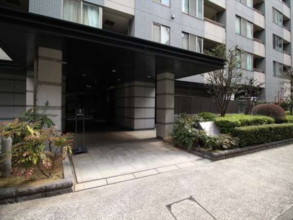 コスモ上野パークサイドシティエントランス１｜エントランスはお通りに面していませんが見通しの良い一角です。