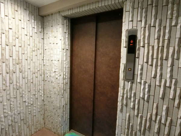 コープ戸山台外観共用部4｜奥に進むとエレベータホールがあります。