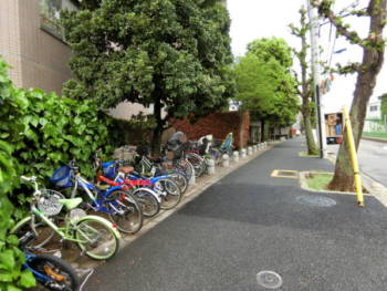 エントランスの脇は、自転車置き場になっています。
