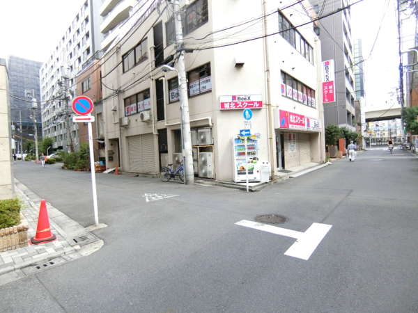 コスモ上野パークサイドシティアプローチ1｜街路ではすぐ角っこに出ますから、左折します。すると、コスモ上野パークサイドシティはあります。