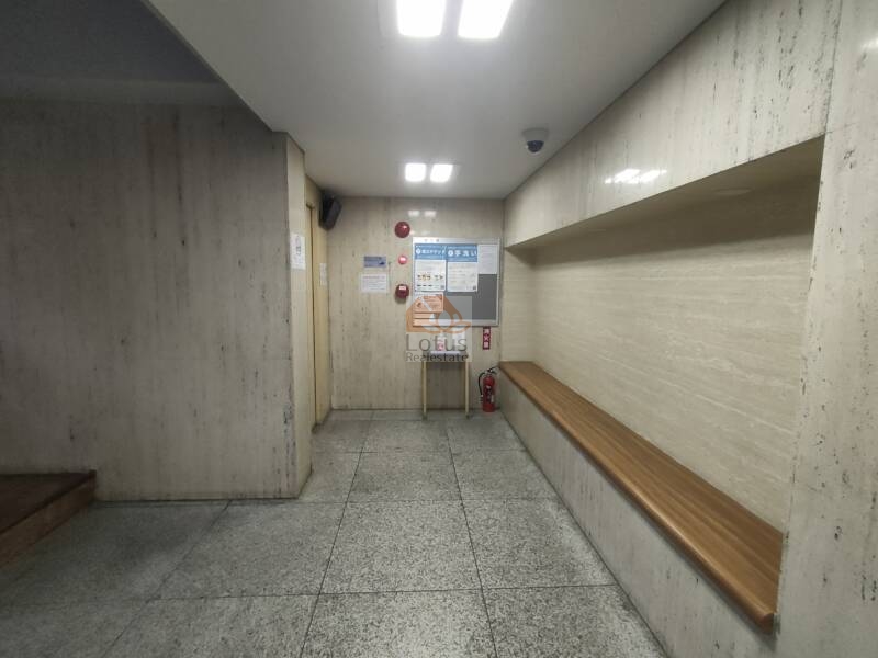 錦糸町第２ローヤルコーポ共用部2｜エレベーター前にはベンチがありここで少し休憩できます。