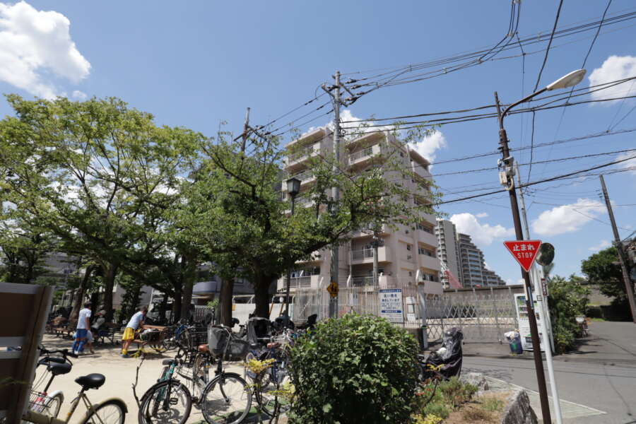パークサイドマンション外観4｜南側は「天王公園」の敷地となっています。北側は墨田区の河川敷であり、見晴らし日当たりが良好な高環境です。