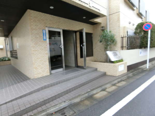 ライオンズマンション方南町外観共用部7｜マンションのエントランスは静かな住宅街のところにあります。