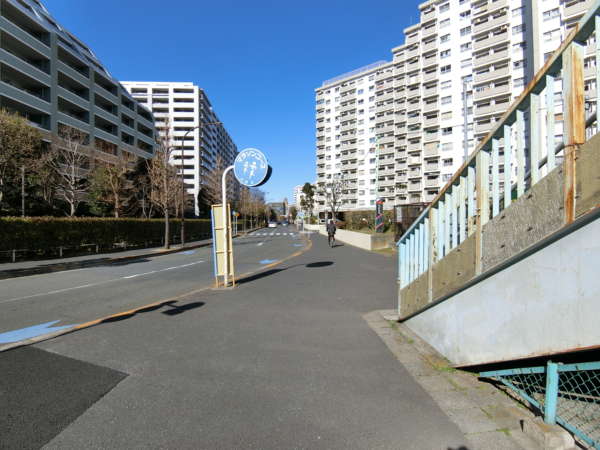 南砂住宅アプローチ18｜周回コースの入り口を南から北に向かってみています。