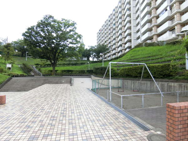 上高田四丁目団地１号棟外観共用部1｜１号棟と２号棟の真ん中いはプレイロットが設置されています。