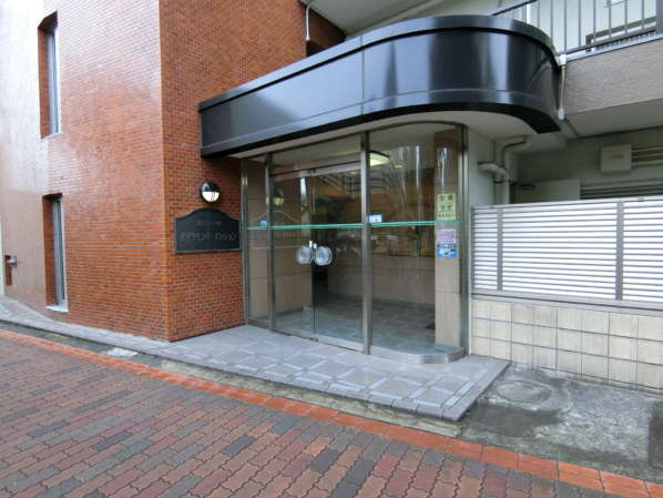 高円寺第２ダイヤモンドマンション6｜エントランスにはオートロックはありませんが、通り沿いのため人目があるのが利点です。