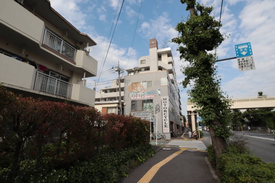 クリオ武蔵関壱番館の外観：歩道と道路の間にスペースが確保され、通行しやすい設計です。