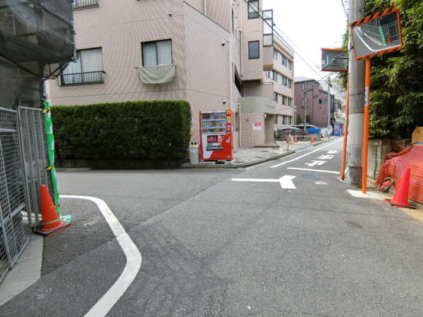 コープ戸山台アプローチ7｜三叉路を左折。