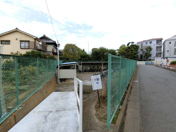 日商岩井竹の塚マンション外観共用部9｜敷地外の一部のスペースには駐輪場もあります。