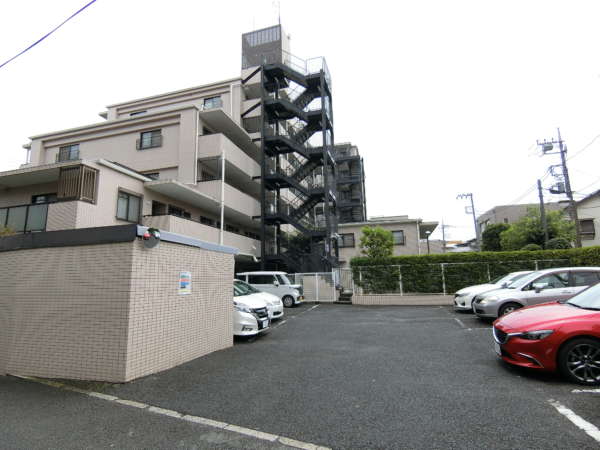 シーアイマンション新小岩親水公園外観共用部1｜マンションの駐車スペースは住宅の北側にあります。ちょうどよい社歩分離が図られています。