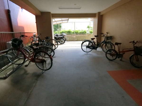 プレステート要町外観共用部9｜プレステート要町エントランスアプローチ。駐輪場とスペースが共通です。この部分には駐車場はありません。１階部分でも抜け感があるのがご確認いただけます。