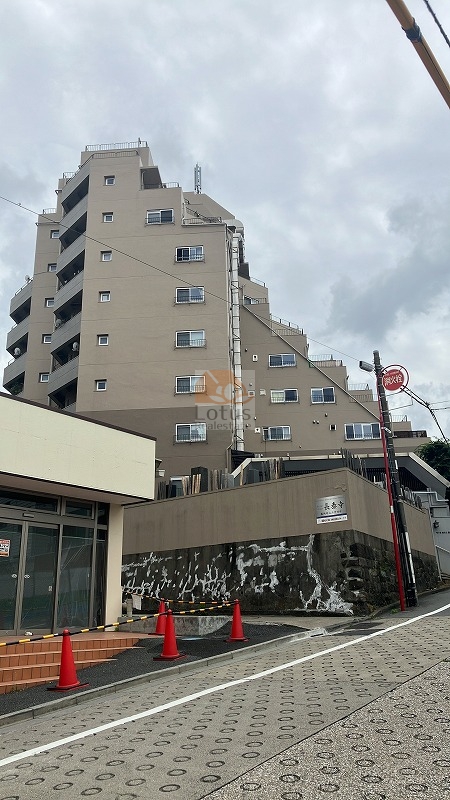 市ヶ谷左内坂ハイムの外観。斜面地に建つ外観は段状に住戸が配置され、上層に向かってテラスが折り重なる形になっています。高台立地と相まって、住戸ごとに光と風を取り込みやすい造りです。市ヶ谷左内坂ハイムは、昭和47年築、10階建てのマンションです。