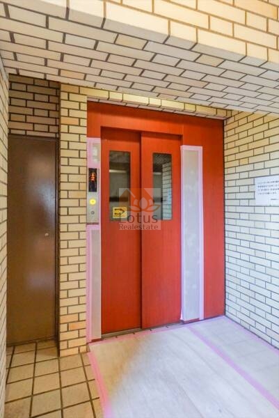 恒陽綾瀬マンションエレベーター｜赤いエレベーターが1基備えられています。