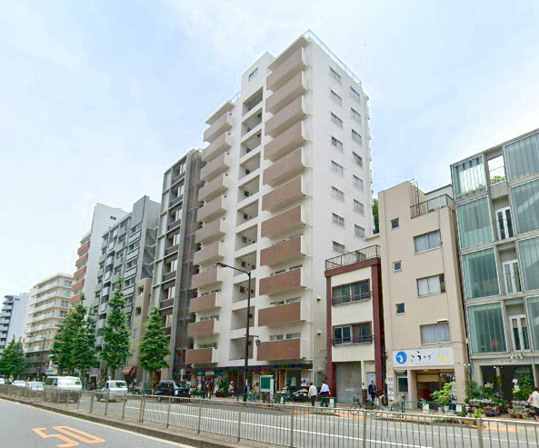 六義園第６コーポ外観３｜六義園第６コーポは昭和４９年築、１３階建のマンションです。本郷通り沿いに面した立地で、駒込駅から徒歩５分です。南西側は六義園に面しています。