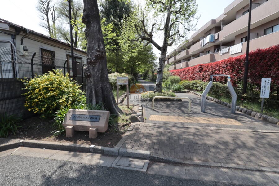 関町北５丁目緑地｜隣接緑地（関町北五丁目緑地）。入り口には自然石の案内板とバリアフリー対応のゲートがあり、居住者の生活に憩いの空間を提供。