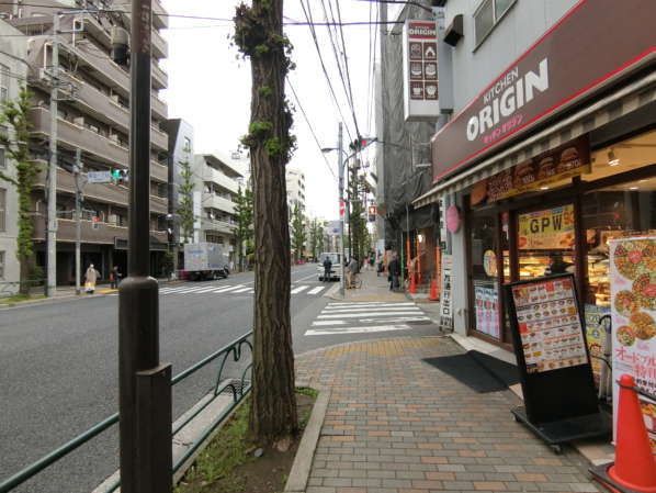 目白ガーデンハイツアプローチ16｜オリジン弁当の横を過ぎます。