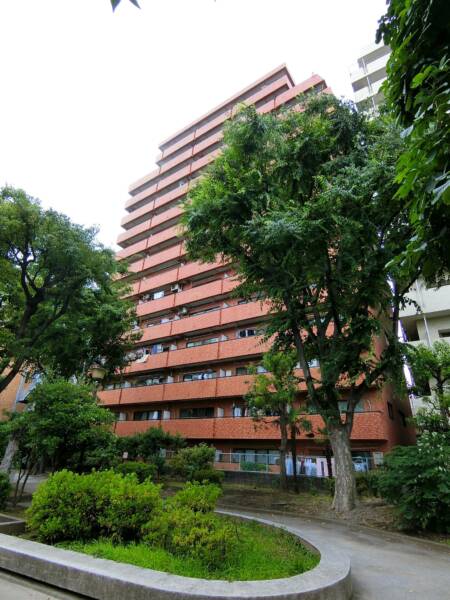 ライオンズマンション初台外観｜初台駅至近のロケーションに堂々とした姿を見せるマンションです。