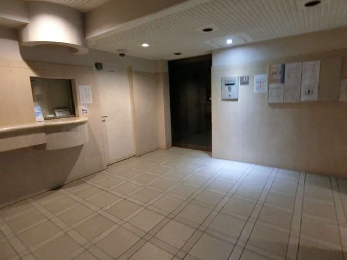 シェグラン南葛西ハイライズ外観共用部6｜エントランスはこじんまりとしたエントランスですが中は整理されています。