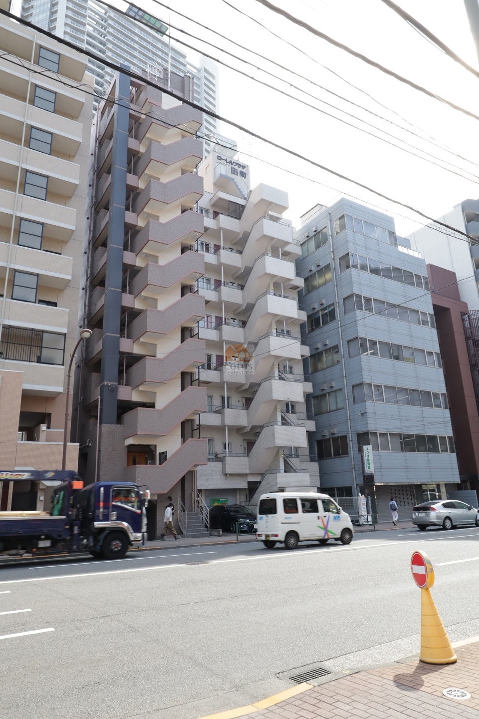 国道409号日比谷芝浦線沿いに建つ中層のマンションで、直線的なバルコニーがリズミカルに並びます。隣接するビルとの距離が保たれ、都市らしいスリムなフォルムが印象的です。