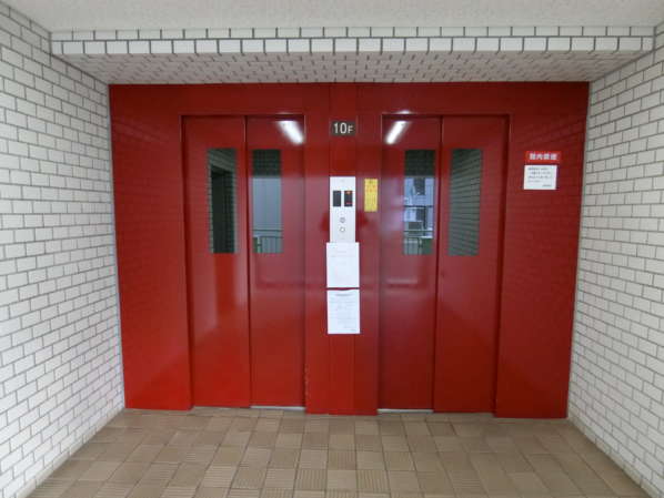 アルテール新宿外観共用部6｜エレベータは２基備わっています。159戸の大規模マンションですので、２基あると助かります。
